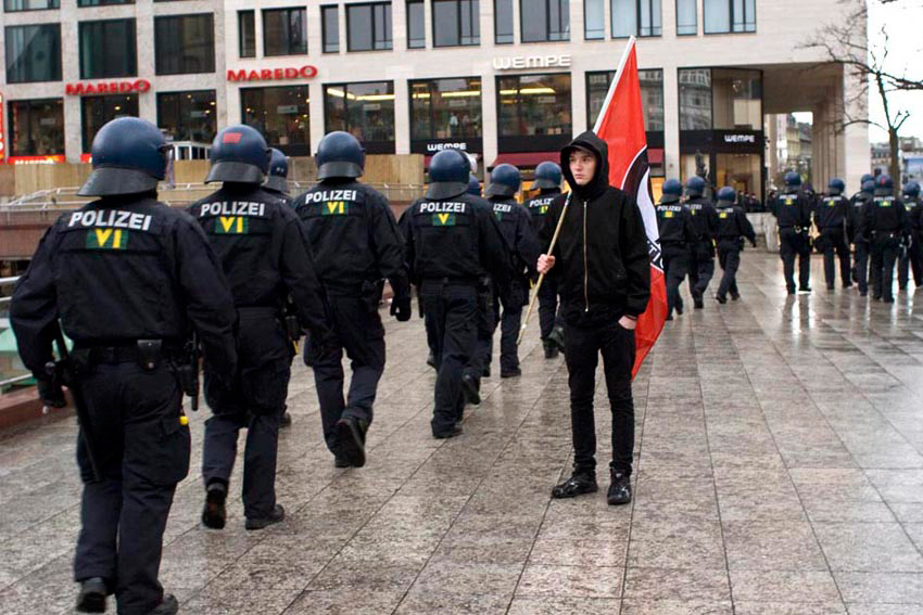 alex fischer, fotograf, darmstadt, protest, g8, gipfel, heiligendamm, strassbourg, nato, berlin, 1. mai, wiesbaden, kopenhagen, klimagipfel, frankfurt a.m., blockuppy, globalisierungsgegner, globalisierungskritiker, demonstration, politik, massenprotest