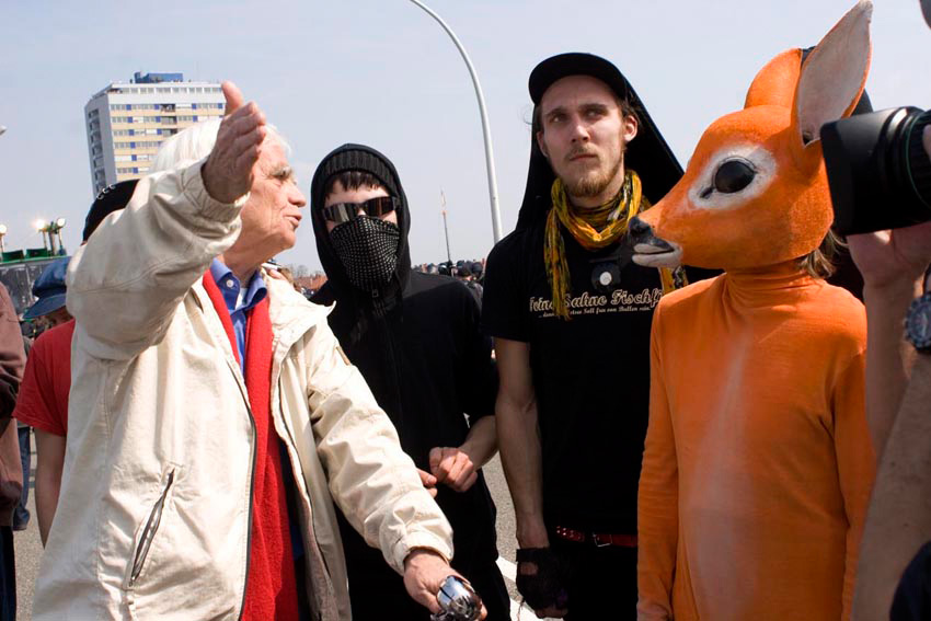 alex fischer, fotograf, darmstadt, protest, g8, gipfel, heiligendamm, strassbourg, nato, berlin, 1. mai, wiesbaden, kopenhagen, klimagipfel, frankfurt a.m., blockuppy, globalisierungsgegner, globalisierungskritiker, demonstration, politik, massenprotest