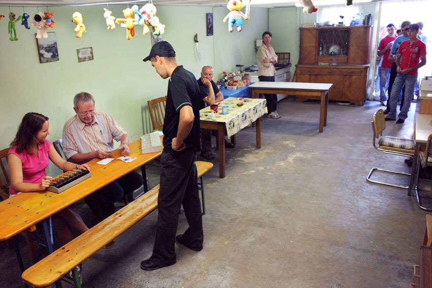 alex fischer, fotograf, darmstadt, 2010, darmstadt dieburg, spargel, ernte, ernten, spargelstecher, rumnien, serbien, kroatien, arbeitsmigration, massenunterkunft, bauernhof